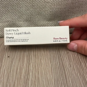 Rare beauty blush - Säljer min rare beauty blush då jag köpte i fel färg. Helt oanvänd. Köpt för 389kr.