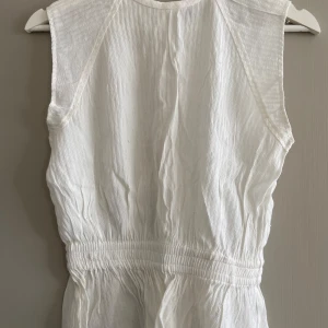 Vitt linne med resårmidja, från Mango, XS - Vitt linne med resårmidja från Mango, storlek XS. Använt skick