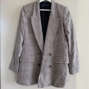 Blazer från Zara, storlek M - Blazer från Zara, storlek M. Innerfordret är lite trasigt vid armhålan (inget som syns).