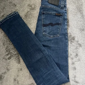 Mörkblåa nudie jeans. - Fett snygga nudie jeans till bästa pris!!! Nytt pris ~ 1300 mitt pris = 599. Inga tecken på användning.