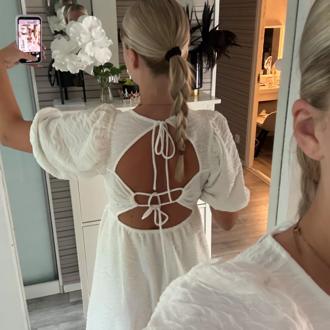 Vit kort klänning med öppen rygg - 1