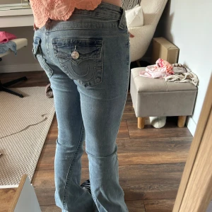 Ljusblå True Religion jeans bootcut - Säljer ett par ljusblå jeans från True Religion med bootcut i storlek W27, nästan aldrig använda💕
