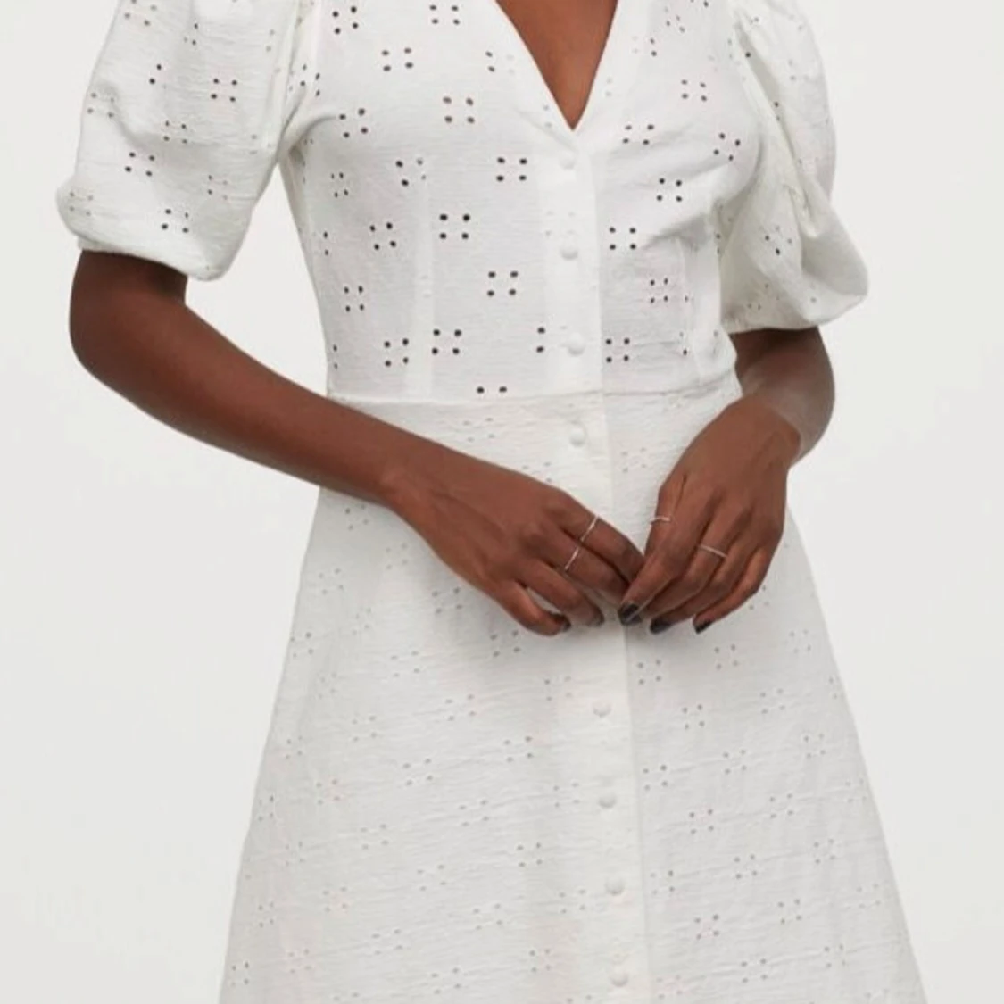 Vit klänning med puffärm och broderi