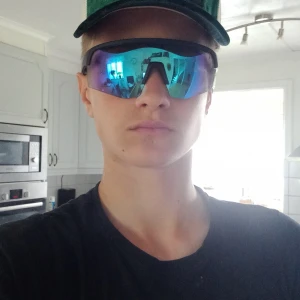 Sportiga svarta solglasögon med blå detaljer - Säljer ett par sportiga solglasögon med svart båge och spegelglas. Skalmarna har snygga blå detaljer som ger en cool kontrast. Perfekta för dig som gillar en aktiv livsstil och vill ha en modern look. Sitter bekvämt och täcker bra mot solen. KÖPT FÖR 900 MEN JAG ANDVÄNDER ALLDRIG SOM SÅ DÄRFÖR SÄLJER JAG DOM 