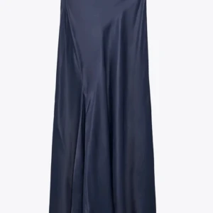 Mörkblå långkkjol i siden från Zara - Jättefin långkjol i sidentyg från Zara! Den är low waist och i storlek xs. Säljer då den har blivit för liten på mig.