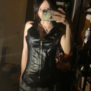 Svart lack korsett - Super snygg korsätt liknande tröja❤️den går att ändra storleken på så att den massar XS-M❤️jag hittar inget märke på den men den är bra kvalité och köpte den secund hand av en annan säljare❤️❤️