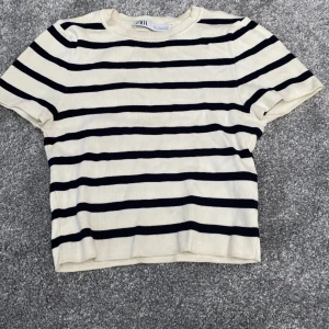 Zara topp - En randig topp ifrån zara stolek M