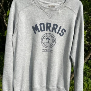 Grå sweatshirt från Morris - Snygg ljusgrå sweatshirt från Morris, Inget fel på den och priset kan alltid diskuteras!