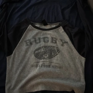 rugby magtröja 🌸 - nästan aldrig använd! priset kan sänkas vill bara av med den 🌸