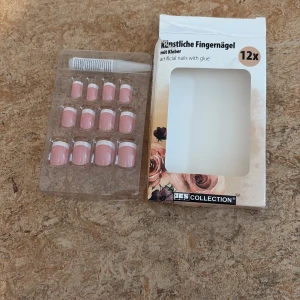 Konstgjorda naglar med lim, 12-pack - Säljer ett set med 12 konstgjorda naglar från JES Collection. Naglarna har en klassisk fransk manikyr-look med ljusrosa bas och vit tipp. Medföljer gör ett lim för enkel applicering,(vet inte om limmet funkar) Perfekt för dig som vill fixa snygga naglar snabbt hemma.