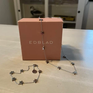  Edblad set - Edblad halsband och armband med stjärnor i silver, säljer då jag har bytt till guld. Man kan se att det är använt om man kollar noga men annars är det superfint! ☺️Om du vill ha bilder är det bara att skriva och fråga🫶.                                KAN BYTA MOT SAMMA SET I GULD