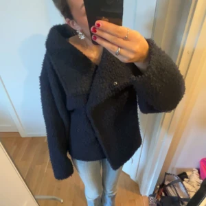 Mörk blå kappa  - Super snygg kappa från Gina Tricot. Strolek Xs. 💗