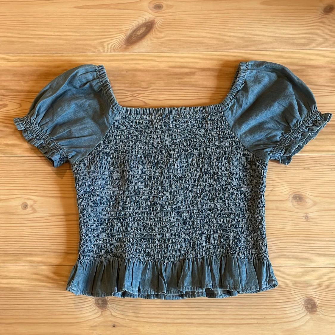 Blå smockad blus med puffärm från KappAhl - 1