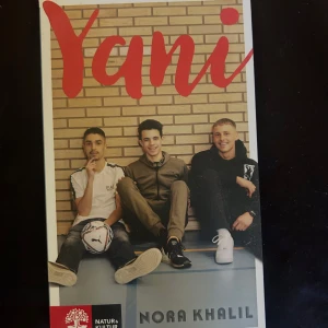 Yani - Boken 'Yani' av Nora Khalil handlar om vänskap, drömmar och livsvillkor. Omslaget visar tre unga killar framför en tegelvägg. Boken tar upp teman som fritidsgårdar, samhällskritik och identitet. Perfekt för dig som gillar samtida ungdomslitteratur.