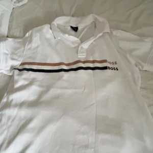 Hugo boss pike - En fet Hugo boss pike som är perfekt till sommaren, lite slitet tryck men annars inga övriga defekter skick,7,5/10
