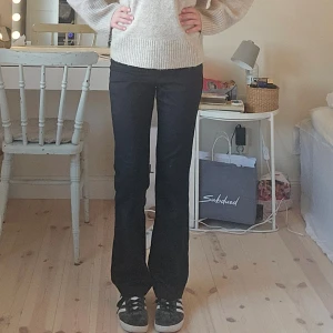 Svarta kostymbyxor - Svarta kostymbyxor från Monki med bootcut ben. Byxorna har två knappar i midjan och klassiska fickor fram. Perfekta till många olika outfits och enkla att matcha!💗65% bomull 32% polyester och 3% elastane,😊 dom är uppsydda i benen att passa mig som är ungifär 157!