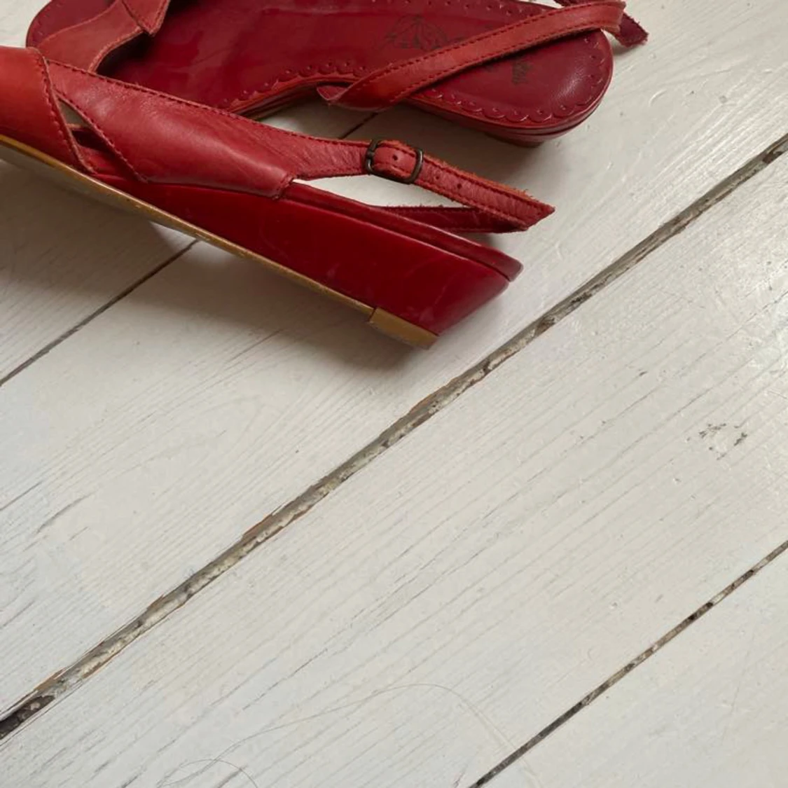 Röda sandaler med öppen tå och rosettdetalj - 1