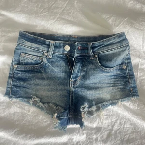 Blå jeansshorts - Säljer ett par klassiska blå jeansshorts som är perfekta för sommaren. Säljer då de tyvärr inte passar längre. Ganska liten i storleken, kom privat för mer information samt kan pris diskuteras🩷
