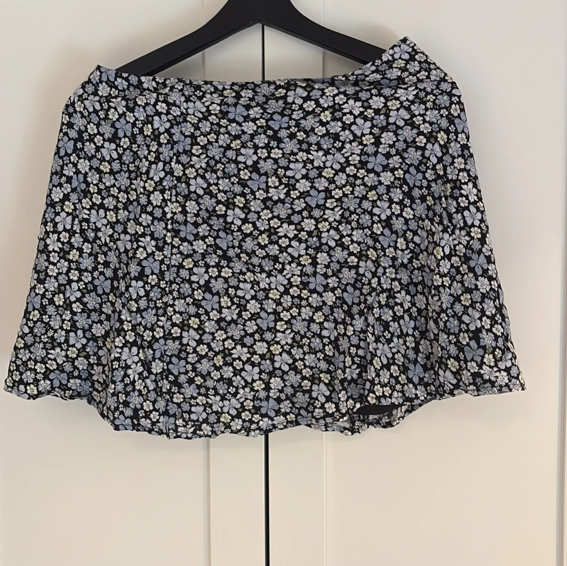 Blommig kortkjol från H&M Divided