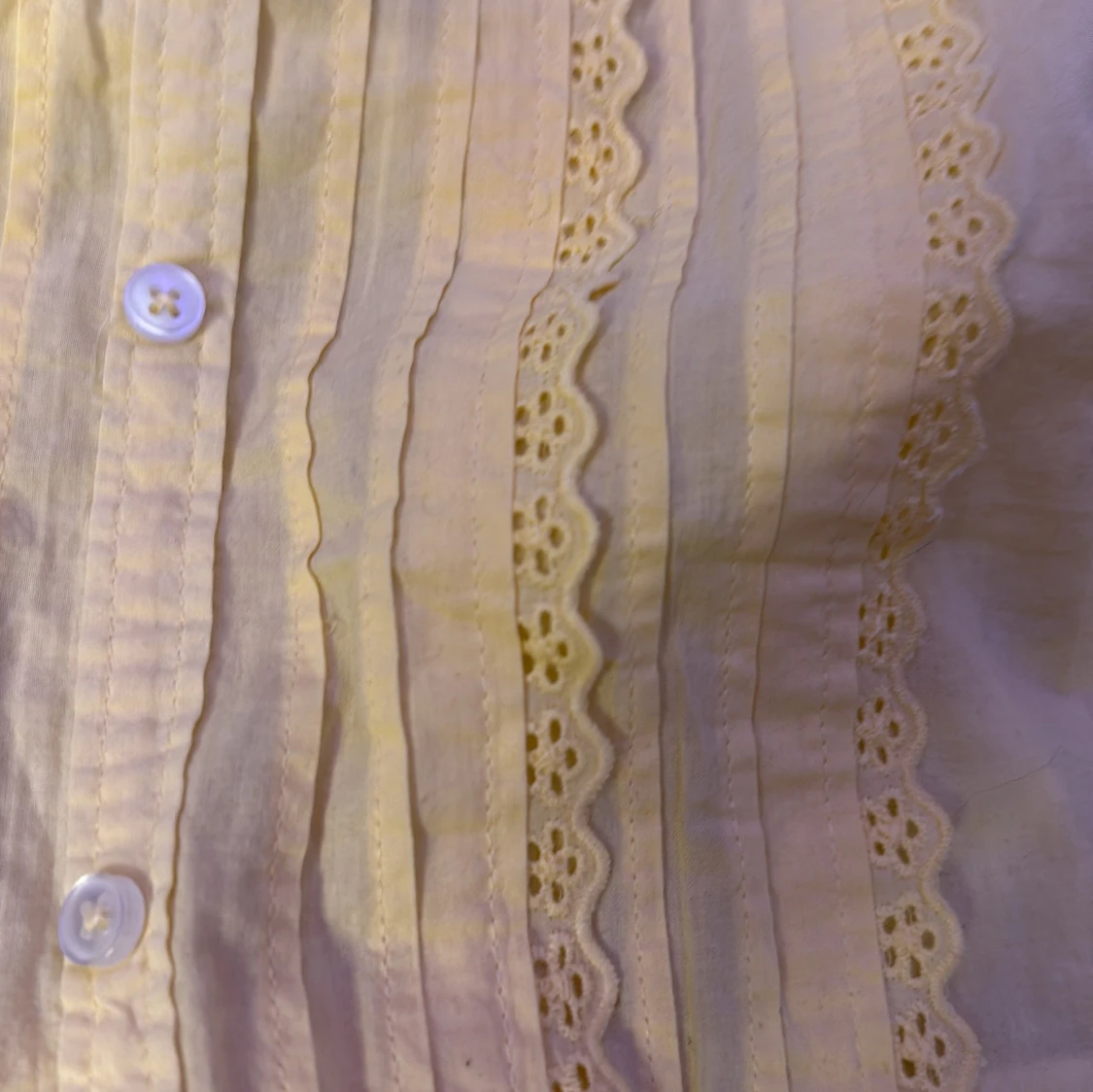 Gul linnetopp med spetsdetaljer från Lindex - 4