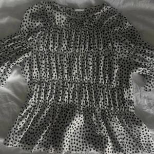 Vit blus med svarta prickar ZARA - Säljer en söt vit blus med svarta prickar och volang nertill. Blusen är från ZARA och knappt använd. Inga defketer. Kom privat för fler bilder även pris kan diskuteras💗