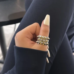 Silvrig ring med nitar - Ring från edblad som är för stor på mig i färg silver 