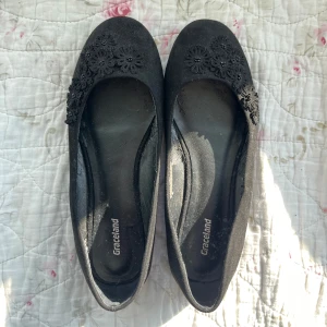 Ballerinaskor - Supersöta svarta ballerinaskor med blommdetaljer framtill💕All blommor är hela och har alla pärlor kvar. De har blivit använda och har flagnat lite inuti (se bild 3 och 4). Sedan har de nån fläck på hälen men de går säkert att ta bort. Skriv gärna vid frågor eller funderingar☺️