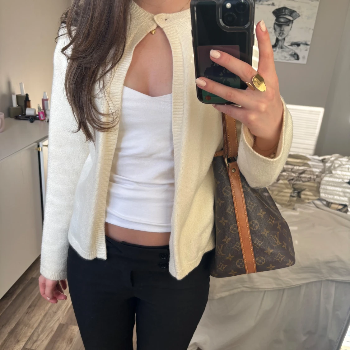 Vit kofta med knappdetalj - 1