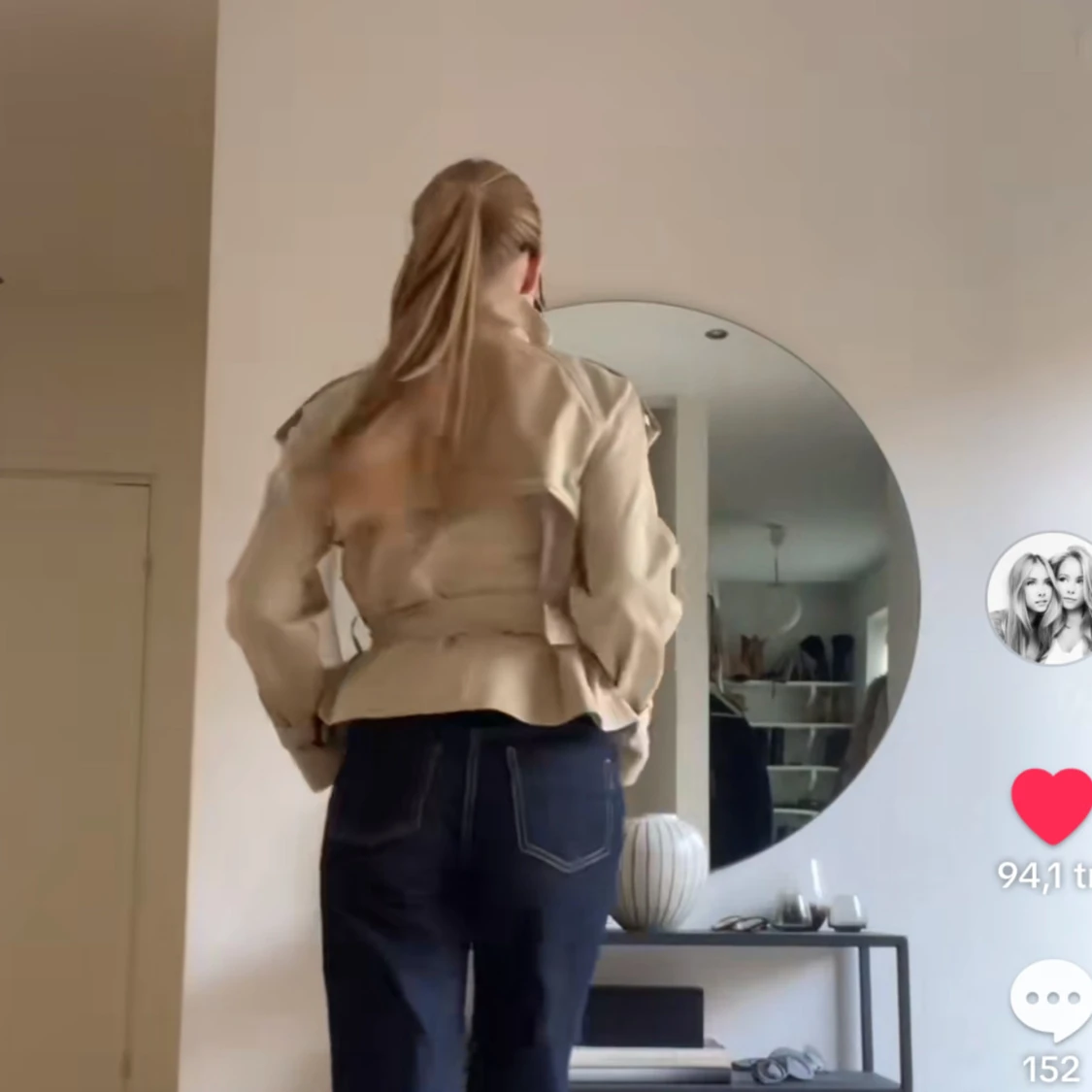 Beige trenchcoat med bälte och knappar - 4