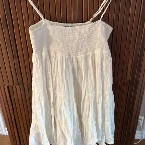 Vit somrig klänning med smock och tunna axelband - Populär zara klänning!! Jättefin endast använd en gång under sommaravslutning!! Öppen att sänka pris 