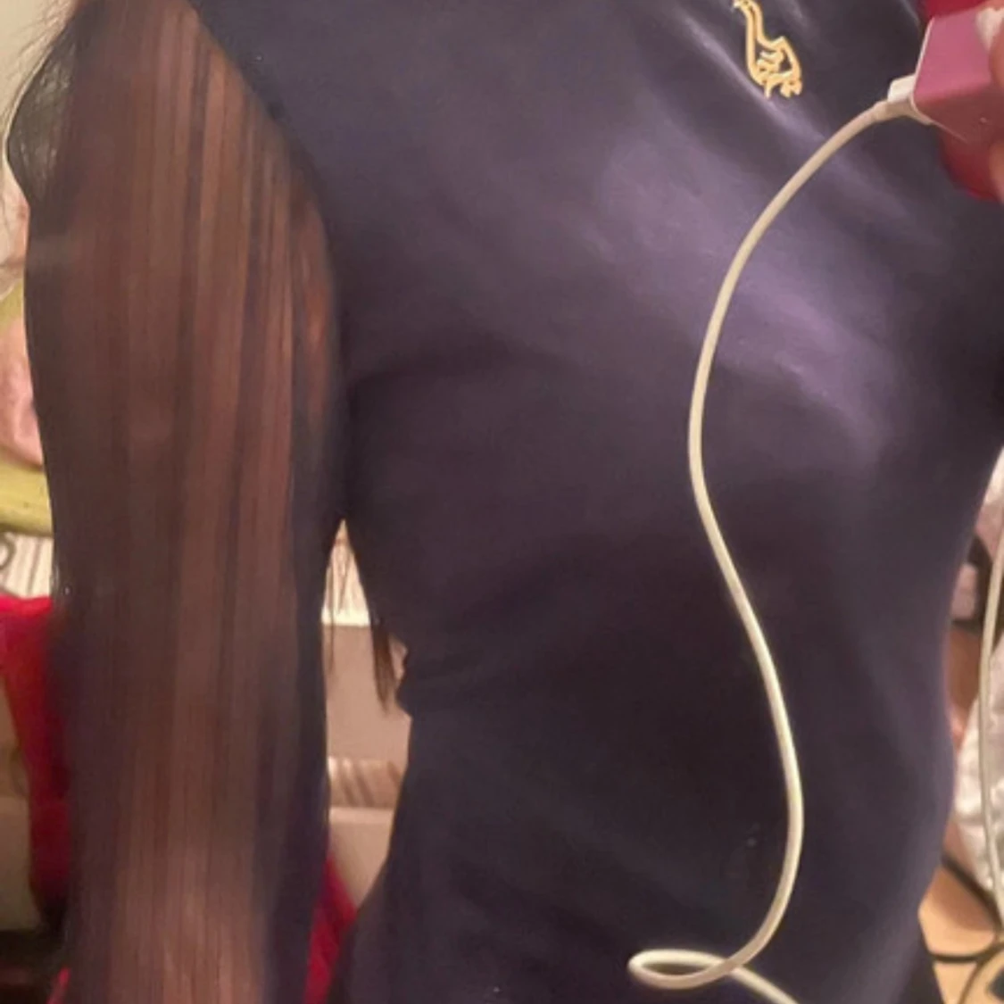 Mörkblå topp med plisserade meshärmar - 1