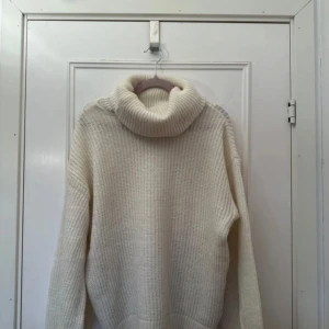 Vit stickad polotröja från LCW Casual - Mysig vit stickad polotröja från LCW Casual. Tröjan har en hög, bred polokrage och är ribbstickad för extra komfort. Perfekt för kyliga dagar och enkel att matcha med olika outfits.