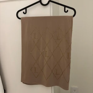 Premium Jersey - Sandy beige - Helt ny, fast pris. Inköpt för 380kr Kommer inte gå ner i pris tyvärr! Tryck direkt på köp knappen☺️👇  180x70