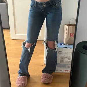 Lågmidjade jeans  - pris går att diskuteras! Säljer ett par blå jeans med hål över båda knäna. Endast använda en gång. Ny pris 400 kr. Kontakta mig vid frågor eller intresse🩷jag är 168