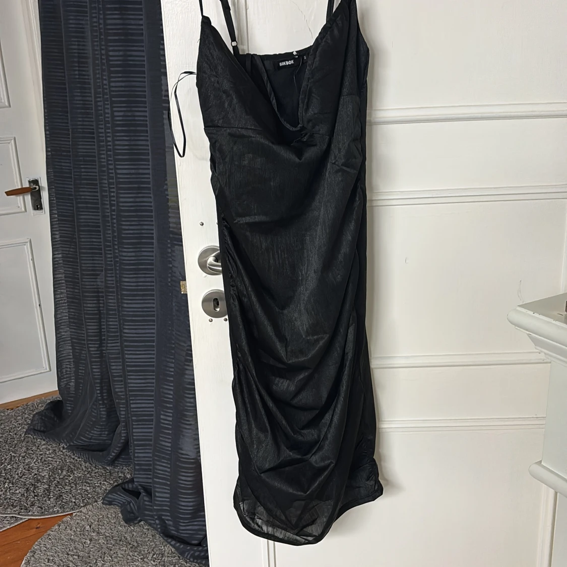 Svart långklänning från BikBok