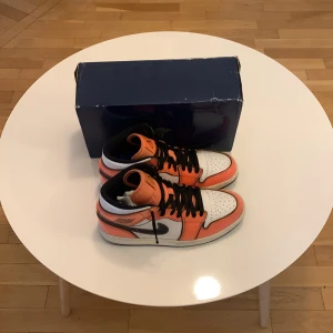 Nike Air Jordans orange och vita sneakers - Säljer ett par Nike Air Jordans mid orange vit och svart, Äkta✅, Ny pris 2800kr
