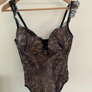 Spetskorsett - Säljer denna svinsnygga korsetten från Lars Wallin, supersnygg med en brun beige bas täckt av svart spets i storlek 80B, har aldrig använt den själv men köpt på sellpy💕🌟