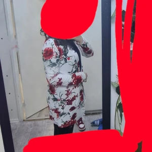 Vit blommig klänning med röda rosor - Säljer en vit klänning med stora röda rosor och gröna blad. Koftan  har lång ärm och rak passform som slutar ovanför knäna. Materialet känns mjukt och har en lätt struktur. Perfekt för vår och sommar! Köpte denna från shein för 158