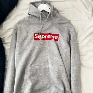 Grå hoodie från Supreme - Såljer en grå supreme hoodie som är 100% äkta, kommer aldrig till användning längre. Skriv vid frågor.