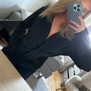 Svart blus - Svart blus ifrån LeGer, storlek S