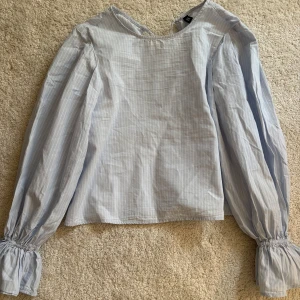 Blus - Så snygg och söt blus som passar perfekt till exempel ett par vita jeans!💞💞