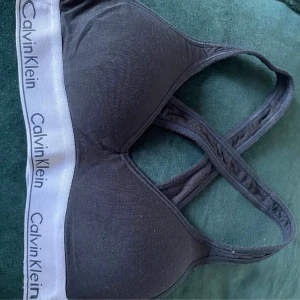 Calvin klein bralette i svart - jätte fin bralette i storlek xs, säjer för att den tyvärr är för liten för mig och därefter bara ligger i garderoben och tar plats. Använd max 2 gånger. Orginalpris runt 499kr säljer för 300. Jättebra skick så gott som ny! Har en likadan i grå.