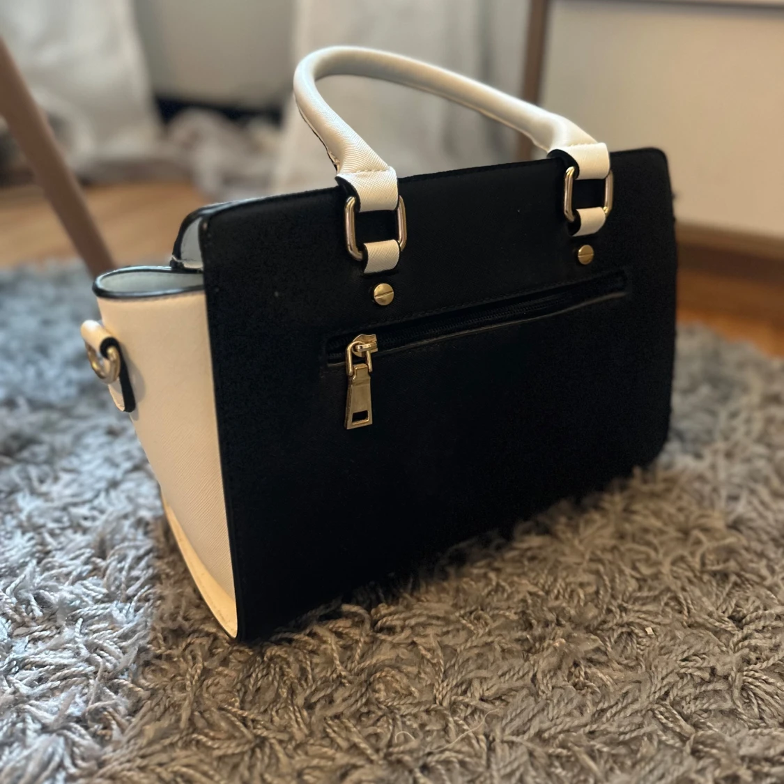 Svart och vit handväska  - 2