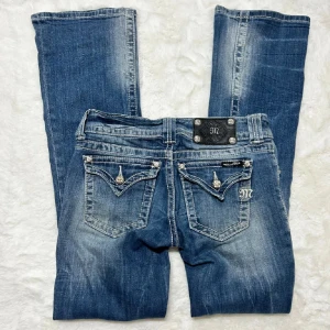Lågmidjade bootcut jeans miss me  - Miss me jeans i super fint skick. Storlek 26, kan även passa en 27. Innerbenslängd:80 midjemått: 37 stretch till 39.Köp sker via köp nu, jag postar inom 24h. Kvar tills markerad såld 