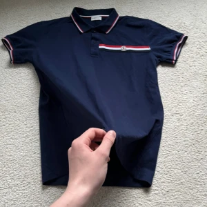 Moncler pike mörkblå! - Moncler pike i färgen mörkblå! Strl S-M knappt använd och i bra skick. Hör av er vid frågor😊