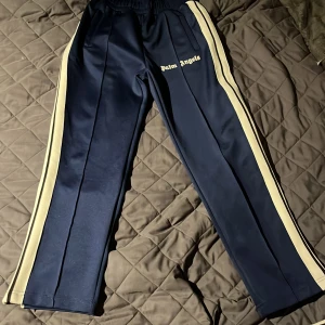 Palm angels byxor - Säljer pga att dom är lite för kort och små för mig, bra skick knappt använda