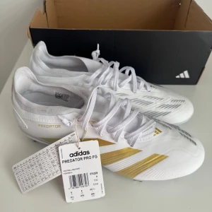 Adidas Predator Pro (HELT NYA) - Säljer ett par Adidas Predator Pro FG fotbollsskor.  Skorna är endast testade en gång och är helt nya. Hör av er vid frågor och funderingar.