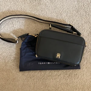 Tommy hilfiger väska  - Liten väska, från Tommy hilfiger. Oanvänt skik.💕