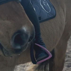 NYSKICK!! rosa freejumps - super fina rosa freejumps soft’up lite, bra skick! alla piggar e spetsiga och man får super bra grepp. köptes på hööks för ca ett år sen för 2100kr säljer för 1500kr + ev frakt 🩷🩷