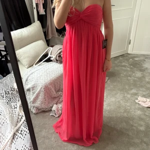Rosa balklänning/ sommarklänning - SÅ FIN bandeau klänning till både bal eller en fin sommardag! Jag är 165cm och de blir ett litet fint släp på mig. Helt oanvänd, prislappar kvar! En äldre modell så går inte att få tag på längre!